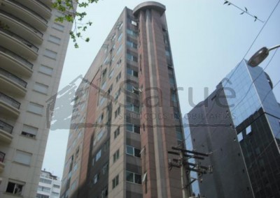 Conjunto Comercial para locação nos Jardins, 38m² em vão livre, luminárias, 2 banheiros, copa e vaga, segurança 24 horas e junto ao metrô. R$ 1.900,00